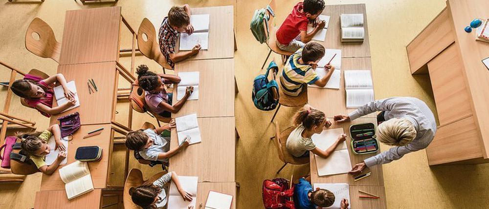 Klasse vorbereitet. Für angehende Lehrkräfte ist es wichtig, praxisnah auf ihren Beruf vorbereitet zu werden. An der Dahlem School of Education bekommen auch Studieninteressierte einen Einblick in das Lehramtsstudium und die späteren Aufgaben an Schulen.