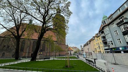 Frische Grün, neues Pflaster, neue Bänke, neue Laternen. Und hinten das Rathaus.