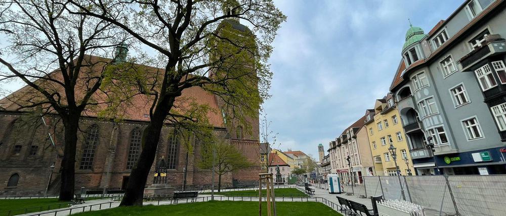 Frische Grün, neues Pflaster, neue Bänke, neue Laternen. Und hinten das Rathaus.