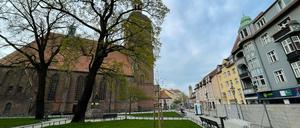 Frische Grün, neues Pflaster, neue Bänke, neue Laternen. Und hinten das Rathaus.