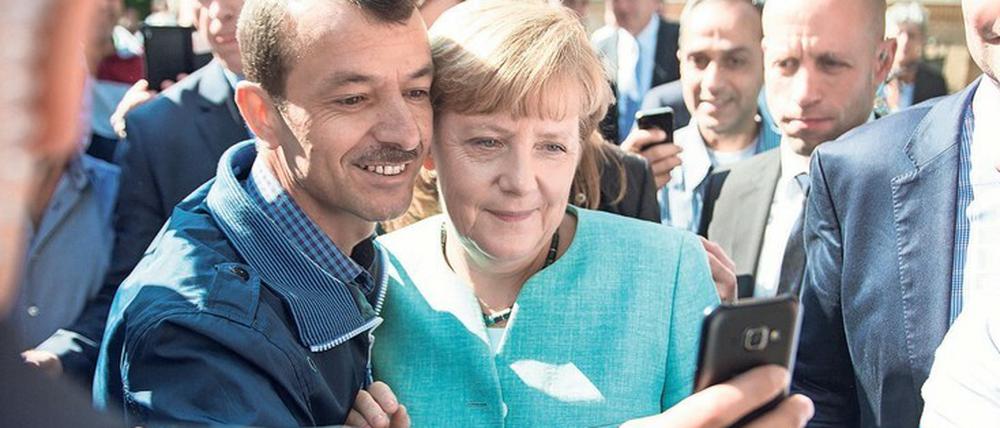 Gefühlte Nähe. Angela Merkel ließ sich im September 2015 mit dem Geflüchteten Shaker Kedida aus Mossul fotografieren.