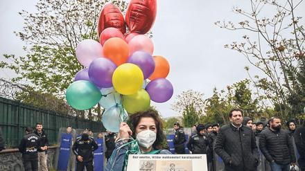 Solidaritätszeichen. Proteste vor dem Frauengefängnis, in dem drei der Verurteilten inhaftiert sind. 