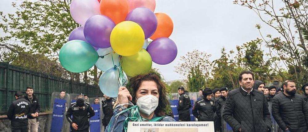 Solidaritätszeichen. Proteste vor dem Frauengefängnis, in dem drei der Verurteilten inhaftiert sind.