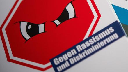  Informationsmaterial zum Thema rechte, rassistische und diskriminierende Vorfälle des Vereins ReachOut.