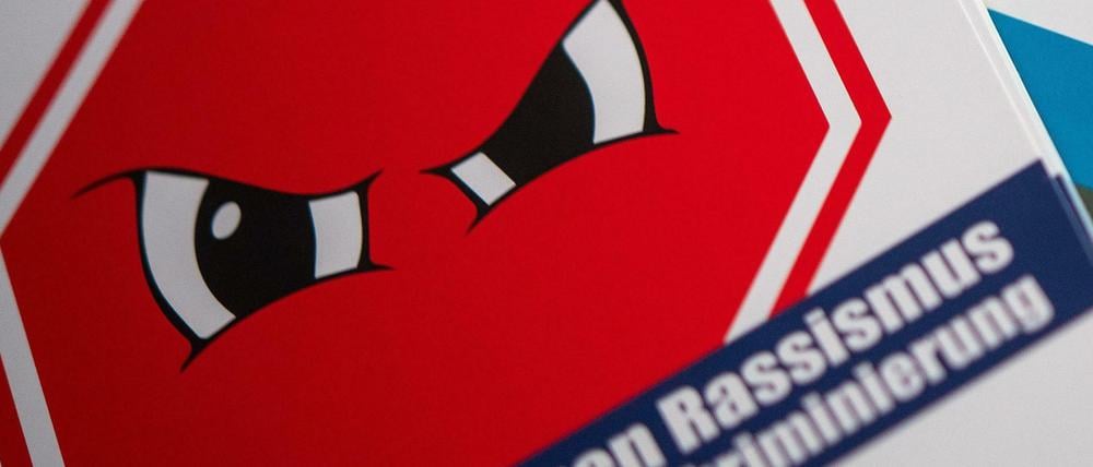 Informationsmaterial zum Thema rechte, rassistische und diskriminierende Vorfälle des Vereins ReachOut.