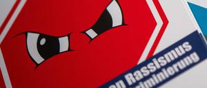  Informationsmaterial zum Thema rechte, rassistische und diskriminierende Vorfälle des Vereins ReachOut.