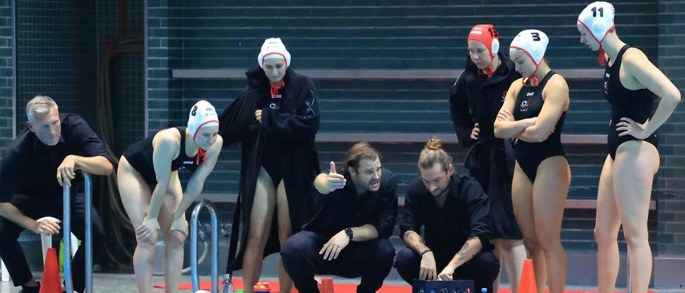 Gemeinsam mit ihrem Trainer Marko Stamm wollen die Spandauerinnen den Pokal gewinnen.