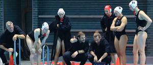 Gemeinsam mit ihrem Trainer Marko Stamm wollen die Spandauerinnen den Pokal gewinnen.