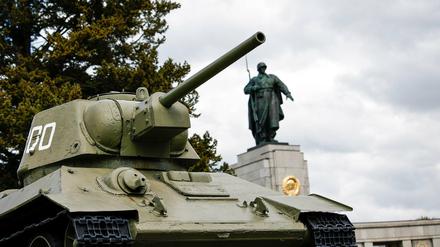 Ein alter Panzer am Sowjetischen Ehrenmahl in Berlin-Tiergarten, das zugleich Grabstätte für 2000 sowjetische Soldaten ist.