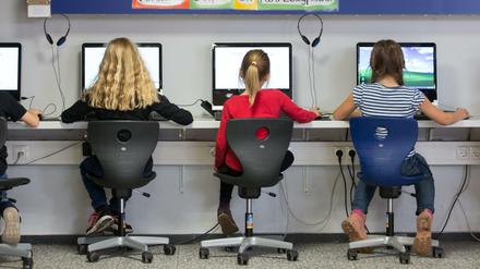Schüler arbeiten in einem Klassenraum an Computern. Den meisten Berliner Schulen fehlt es am schnellen Internetzugang. 