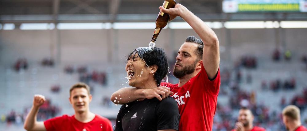 Niko Gießelmann verpasst Genki Haraguchi zur Feier des Tages eine Haarspülung auf Hopfenbasis.