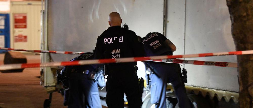 Polizisten auf Spurensuche am Tatort auf dem Hamborner Altmarkt