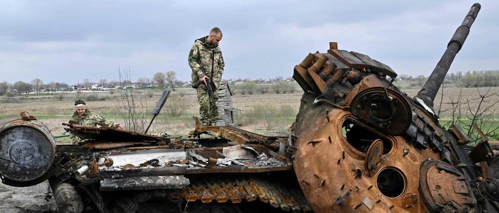 Ein ukrainischer Soldat auf einem zerstörten russischen Panzer nahe Kiew (am 16. April 2022)