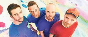 Auf ins Stadion. Zu perfekt wirken diese vier liebenswürdigen Kerls, die angetreten sind, um Rock wieder Glaubwürdigkeit einzuhauchen.