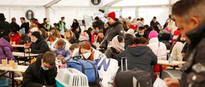 Ukrainische Geflüchtete am „Willkommenszelt“ am Berliner Hauptbahnhof.
