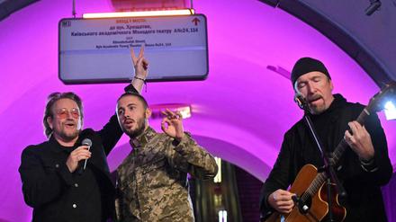 Bono (links) und „The Edge“ treten gemeinsam mit Antytila (Mitte), einem ukrainischen Musiker und jetzigem Soldaten in einer U-Bahn-Station im Zentrum der ukrainischen Hauptstadt Kiew auf.