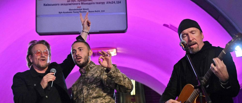 Bono (links) und „The Edge“ treten gemeinsam mit Antytila (Mitte), einem ukrainischen Musiker und jetzigem Soldaten in einer U-Bahn-Station im Zentrum der ukrainischen Hauptstadt Kiew auf.