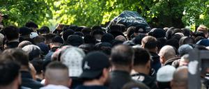 Großer Trauerzug. Die Beerdigung des Clan-Mitglieds Mohamed R. am Donnerstagvormittag auf dem Neuen Zwölf-Apostel-Kirchhof in Schöneberg.