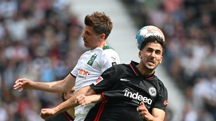 Frankfurts Aymen Barkok (r.) und Mönchengladbachs Jonas Hofmann lieferten sich ein enges Duell. 