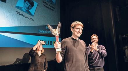 Geflügelte Worte. Sebastian Leber mit seiner Trophäe.