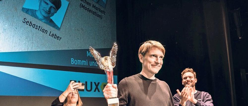 Geflügelte Worte. Sebastian Leber mit seiner Trophäe.