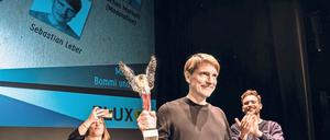Geflügelte Worte. Sebastian Leber mit seiner Trophäe.