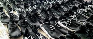 Zollfahnder fanden gefälschte Markenware. Die Bande soll seit mindestens Februar 2020 aktiv gewesen sein.