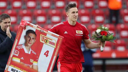 Nico Schlotterbeck wurde bei Union mit Blumen verabschiedet. Am Samstag dürfte er von seinen Ex-Kollegen nicht geschenkt bekommen.