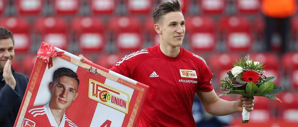 Nico Schlotterbeck wurde bei Union mit Blumen verabschiedet. Am Samstag dürfte er von seinen Ex-Kollegen nicht geschenkt bekommen.