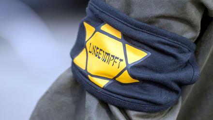 Grassierender Antisemitismus. Radikale Coronaleugner und Impfgegner inszenieren sich als angebliche Opfer einer nazi-ähnlichen Diktatur und verharmlosen den Holocaust