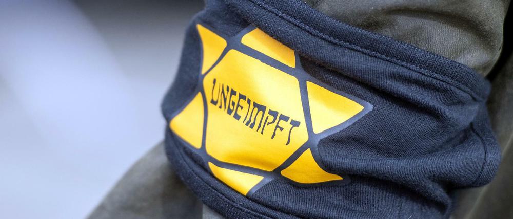 Grassierender Antisemitismus. Radikale Coronaleugner und Impfgegner inszenieren sich als angebliche Opfer einer nazi-ähnlichen Diktatur und verharmlosen den Holocaust