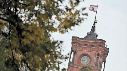 Das Rote Rathaus mit der Flagge von Berlin ist am 28.09.2016 in Berlin zu sehen. Beamte müssen in Berlin bald länger arbeiten