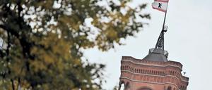 Das Rote Rathaus mit der Flagge von Berlin ist am 28.09.2016 in Berlin zu sehen. Beamte müssen in Berlin bald länger arbeiten