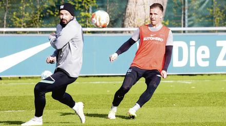 Alt, aber unersetzlich. Marvin Plattenhardt (links) und Peter Pekarik sind unter dem neuen Trainer Felix Magath wieder unangefochtene Stammspieler bei Hertha BSC.