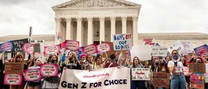 Demonstrantinnen vor dem Supreme Court in Washington.