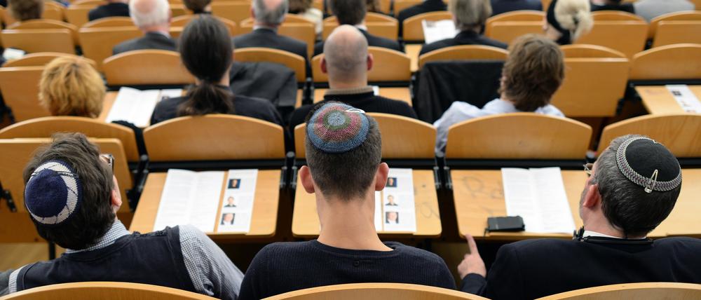 Die Gleichberechtigung mit anderen Konfessionen wurde eigentlich erst 2013 erreicht, mit der Eröffnung der School of Jewish Theology an der Universität Potsdam, sagt Walter Homolka, Rektor des Abraham Geiger Kollegs, das 1999 als erstes liberales Rabbinerseminar auf kontinentaleuropäischem Boden nach der Schoa gegründet wurde.