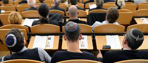 Die Gleichberechtigung mit anderen Konfessionen wurde eigentlich erst 2013 erreicht, mit der Eröffnung der School of Jewish Theology an der Universität Potsdam, sagt Walter Homolka, Rektor des Abraham Geiger Kollegs, das 1999 als erstes liberales Rabbinerseminar auf kontinentaleuropäischem Boden nach der Schoa gegründet wurde.