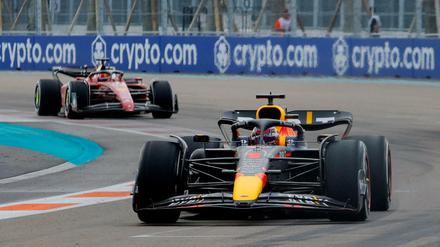 Max Verstappen gelang früh ein Überholmanöver gegen Charles Leclerc und gewann das Rennen souverän.