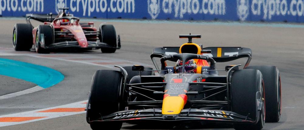 Max Verstappen gelang früh ein Überholmanöver gegen Charles Leclerc und gewann das Rennen souverän.