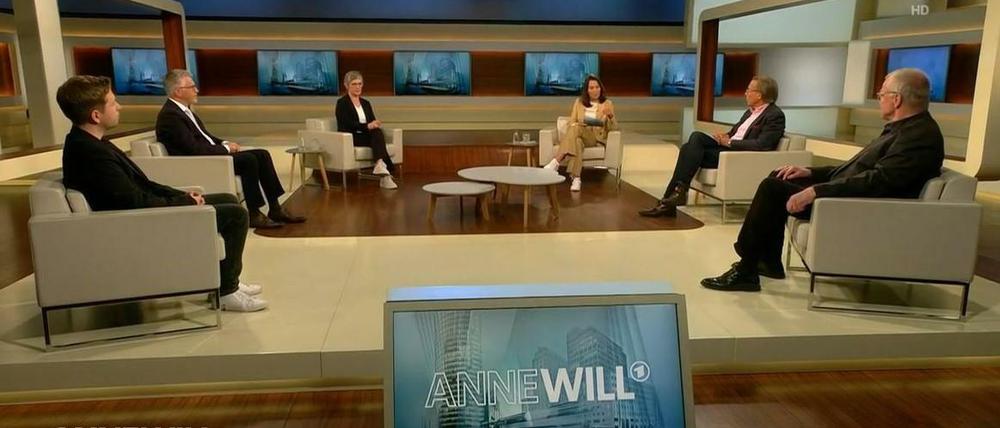 Anne Will und ihre Gäste diskutieren über Waffenlieferungen an die Ukraine.