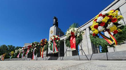 Gemeinsames Gedenken. Am Sonntag wurden zahlreiche Kränze vor dem Sowjetischen Ehrenmal an der Straße des 17. Juni niedergelegt.