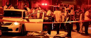 Israelische Rettungskräfte nach einem Angriff in Elad.