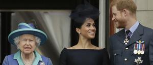 Bei einer Flugschau 2018 standen Harry und Meghan noch neben der Queen.