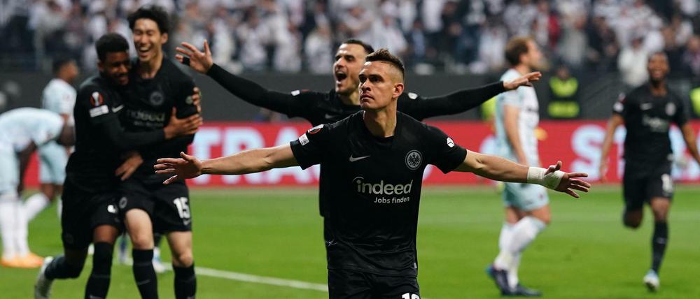 Abflug ins Finale. Rafael Borré (vorne) erzielte vor der Pause das entscheidende 1:0 für Eintracht Frankfurt.