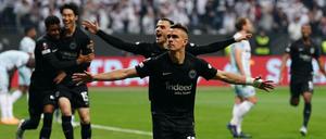 Abflug ins Finale. Rafael Borré (vorne) erzielte vor der Pause das entscheidende 1:0 für Eintracht Frankfurt.