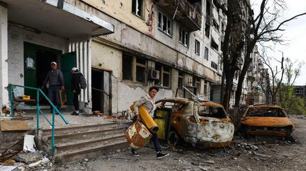 Menschen in Mariupol retten Habseligkeiten aus einem zerstörten Haus (am 5. Mai 2022)