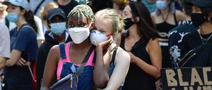 Rassismus ist ein Problem der ganzen Gesellschaft: Schwarze und weiße Menschen demonstrieren in Berlin.