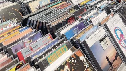 CDs aufgereiht in einem Laden.