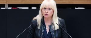 Innensenatorin Iris Spranger (SPD) will bald deutlich mehr Menschen in Berlin einbürgern, die schon lange darauf warten.