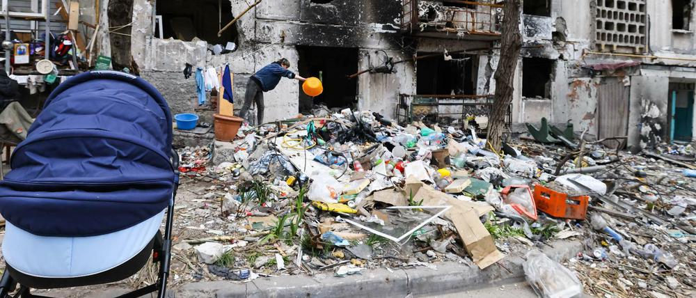 Straßenszene im zerstörten Mariupol